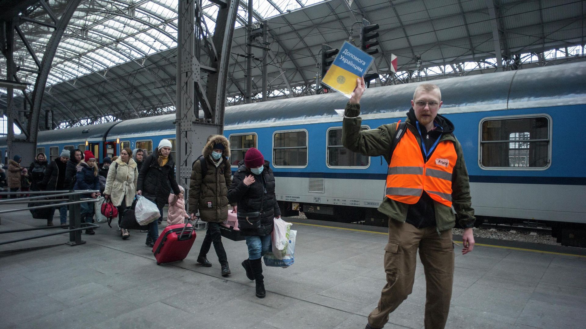 Беженцы из Украины на железнодорожном вокзале в Праге, Чехия - ИноСМИ, 1920, 30.04.2022
