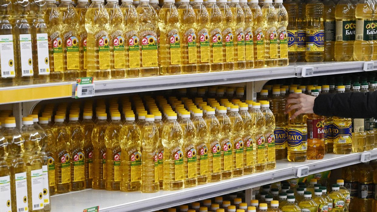 Подсолнечное масло на полках магазина