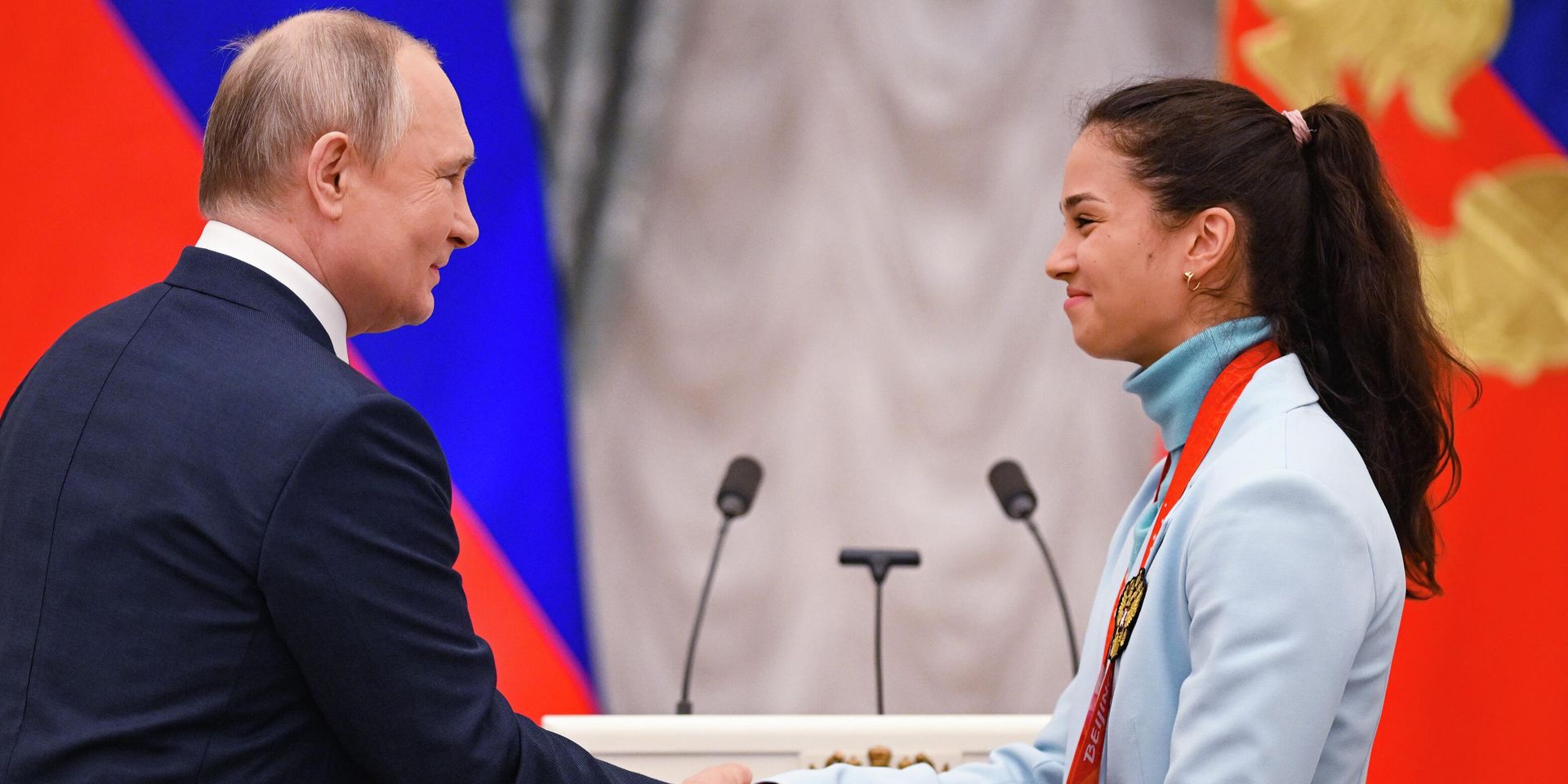 Президент РФ Владимир Путин и Олимпийская чемпионка по лыжным гонкам Вероника Степанова - ИноСМИ, 1920, 02.11.2022