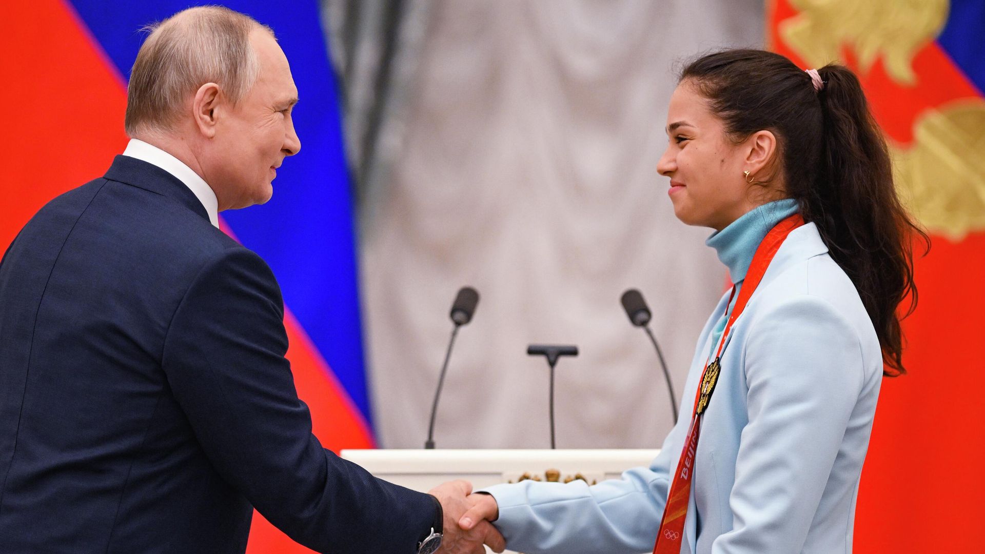 Президент РФ Владимир Путин и Олимпийская чемпионка по лыжным гонкам Вероника Степанова - ИноСМИ, 1920, 02.11.2022