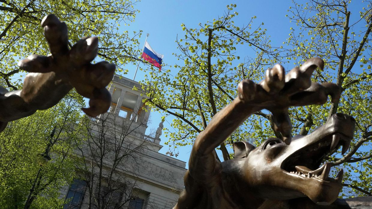 Скульптуры во время акции протеста перед посольством России в Берлине, Германия