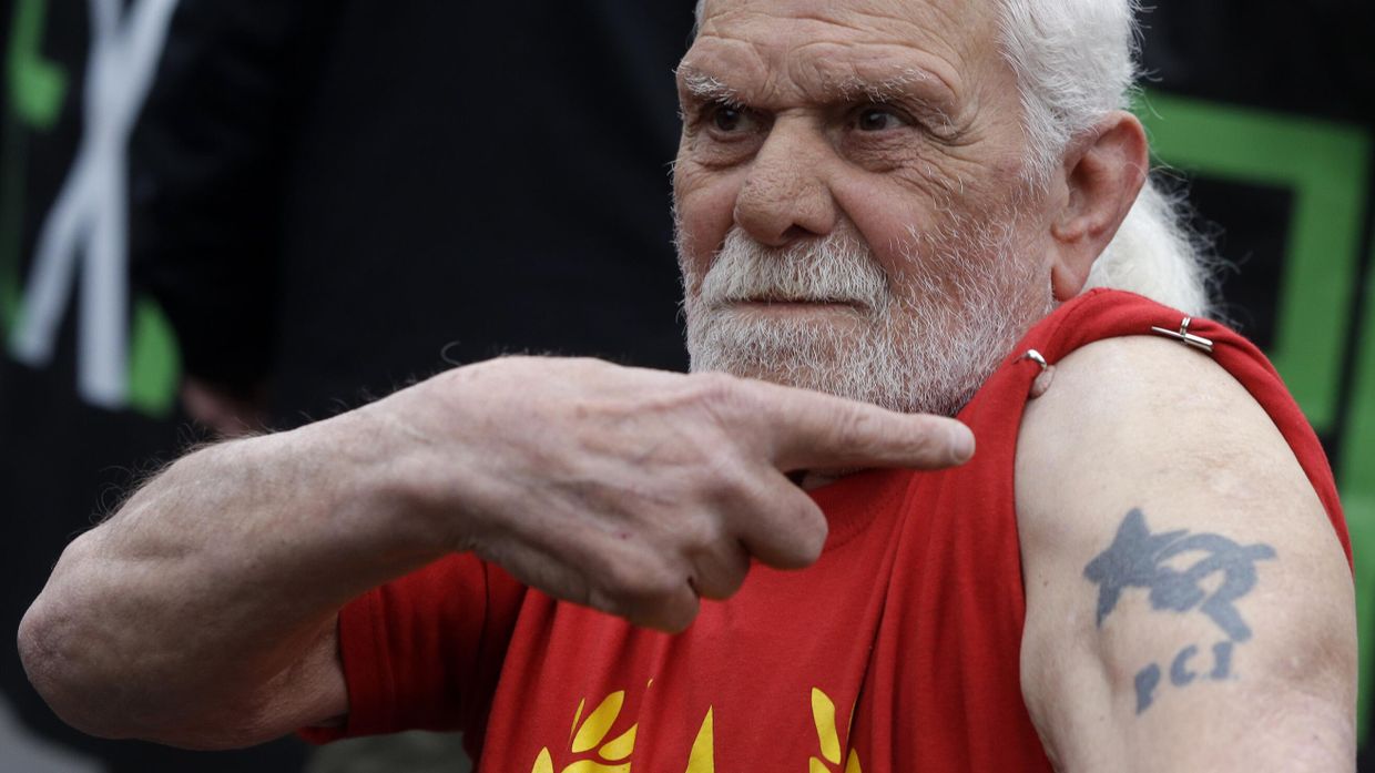 Сторонник Коммунистической партии Италии на митинге в 2015 году