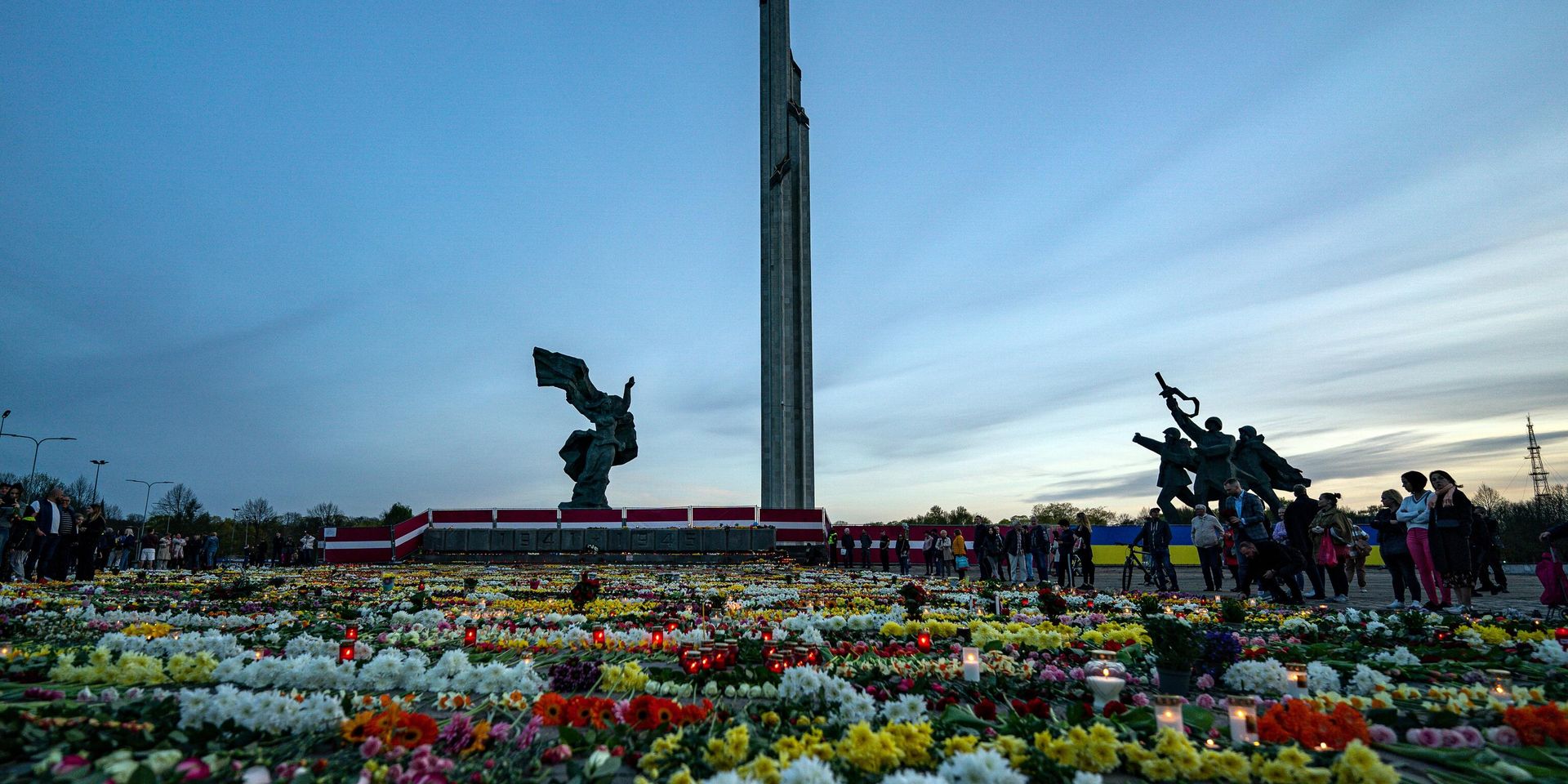 Цветы у мемориального комплекса Памятник воинам Советской Армии - освободителям Советской Латвии и Риги от немецко-фашистских захватчиков в Риге - ИноСМИ, 1920, 25.05.2022