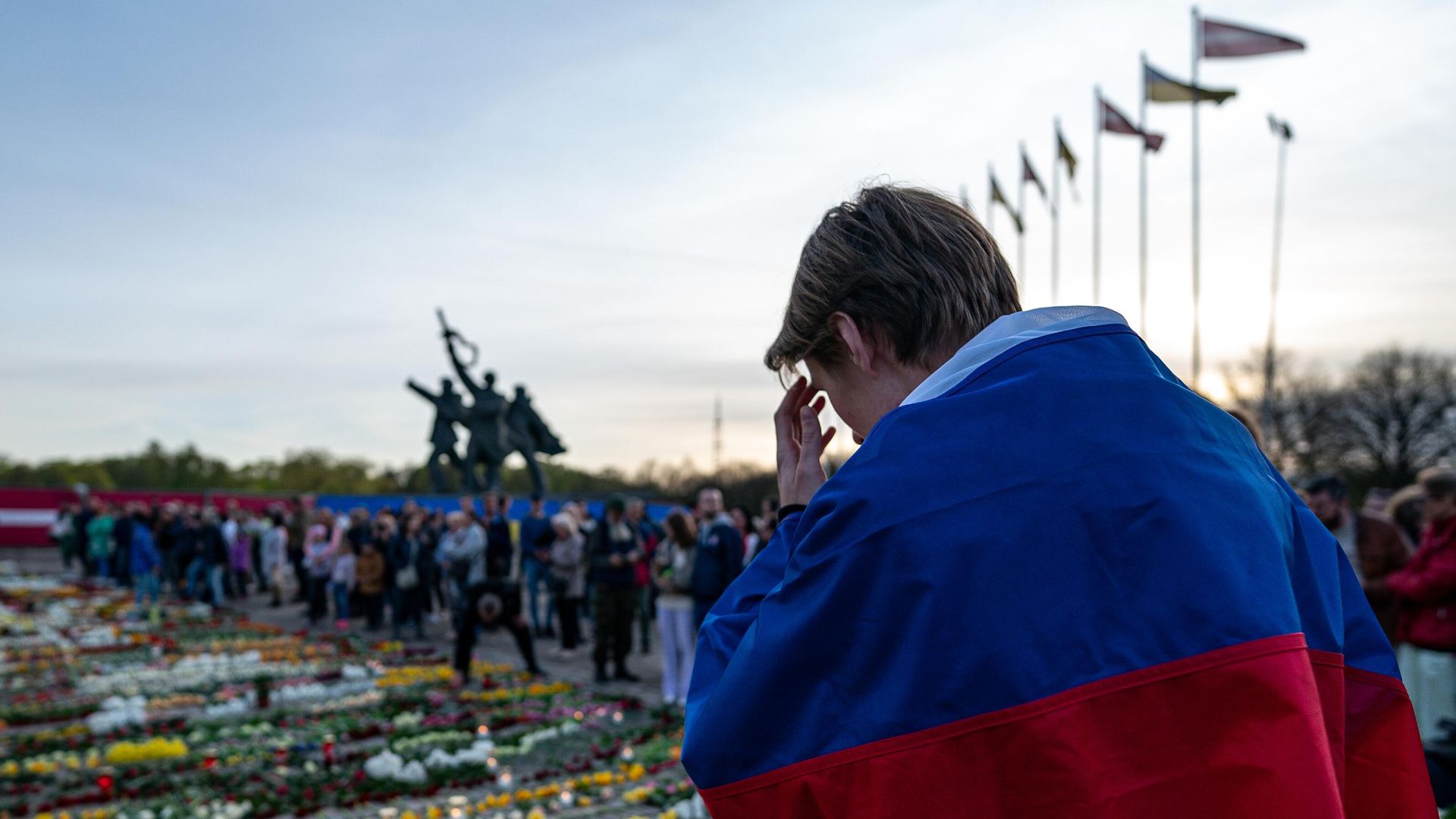 Участник церемонии возложения цветов у мемориального комплекса в Риге - ИноСМИ, 1920, 06.06.2026