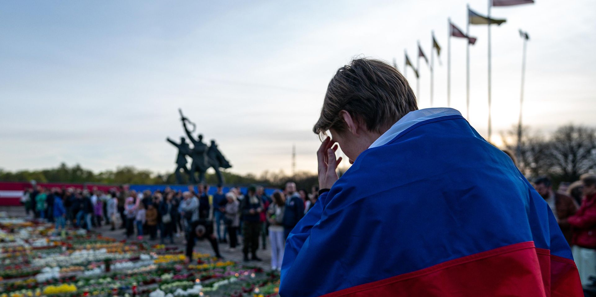 Участник церемонии возложения цветов у мемориального комплекса в Риге - ИноСМИ, 1920, 06.06.2026