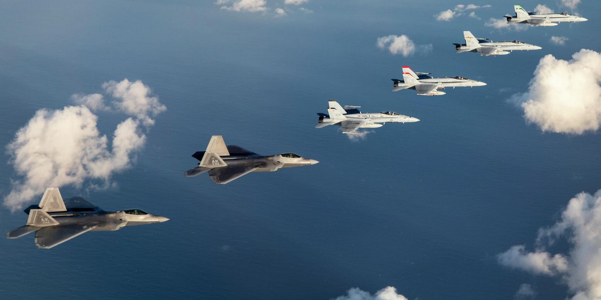 Истребители F/A-18 Hornets и F-22 Raptors в небе над Калифорнией - ИноСМИ, 1920, 21.07.2025
