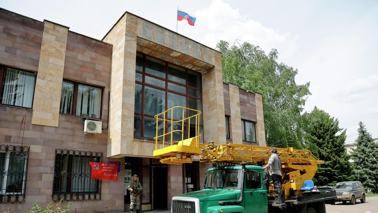 Освобожденный город Светлодарск. Здание администрации города