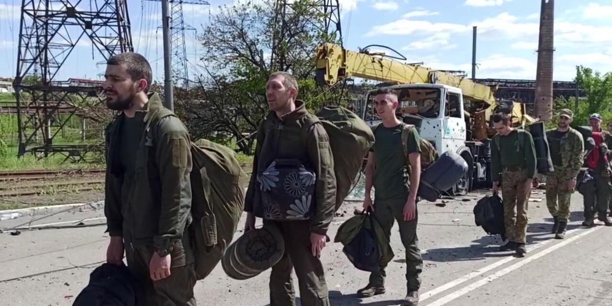 Сдача в плен последней группы украинских боевиков с Азовстали