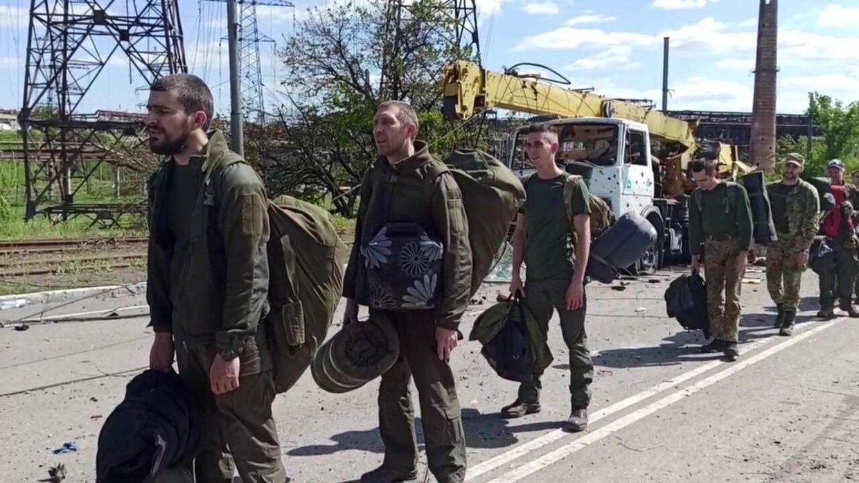 Сдача в плен последней группы украинских боевиков с Азовстали