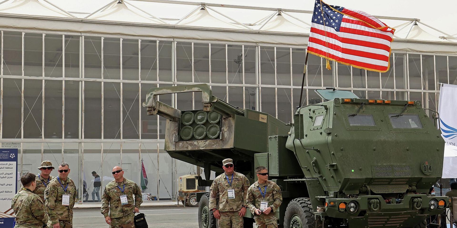 Военнослужащие США у реактивной системы залпового огня дальнего действия HIMARS на выставке вооружения в Саудовской Аравии - ИноСМИ, 1920, 02.06.2022
