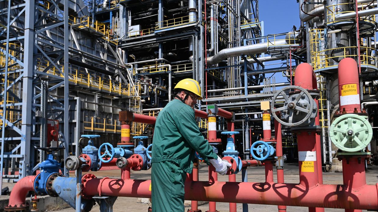 Нефтеперерабатывающий завод в Сазхаломбатте, Венгрия