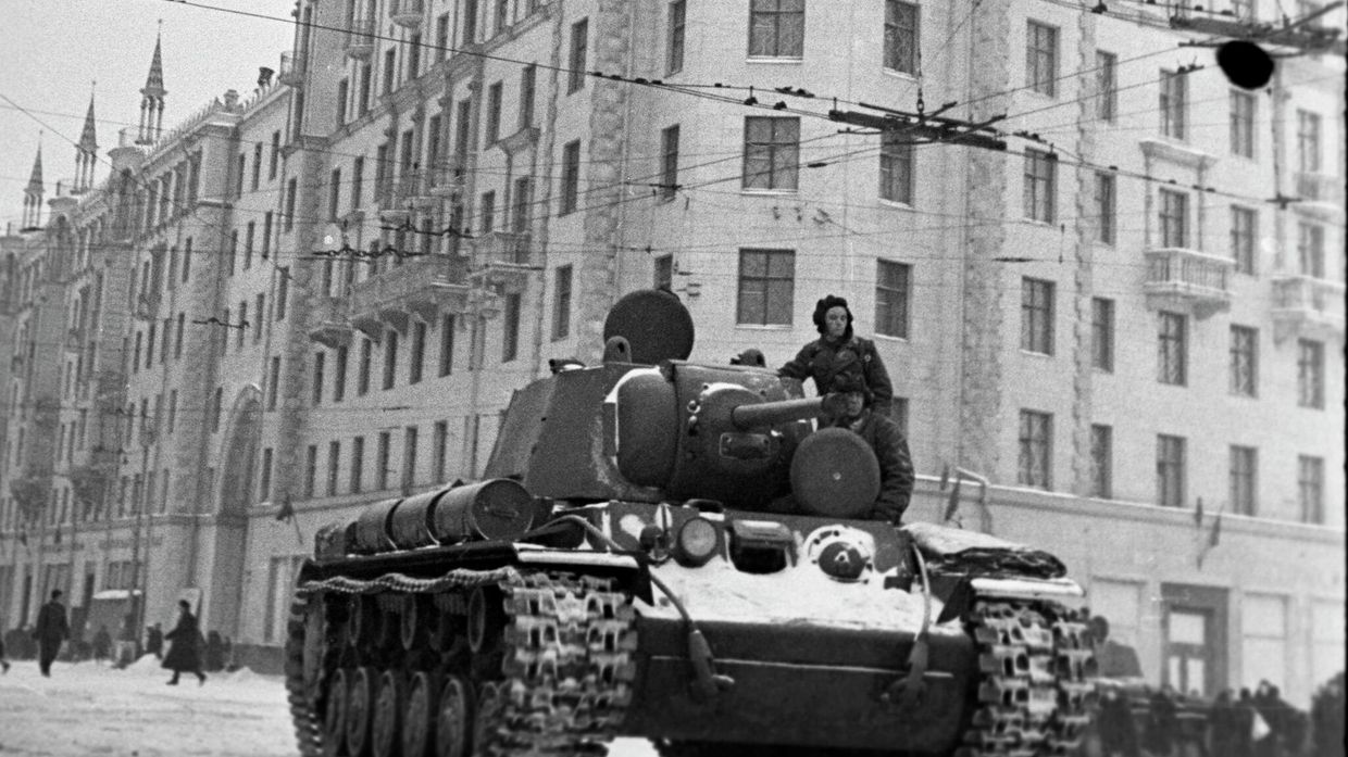 Танк КВ-1 на улице Горького в Москве.