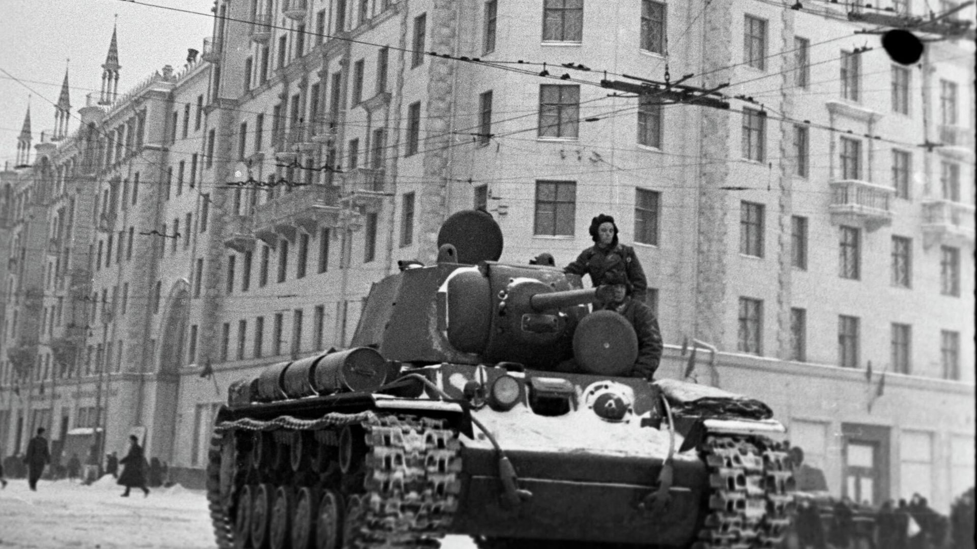 Танк КВ-1 на улице Горького в Москве. - ИноСМИ, 1920, 15.05.2022