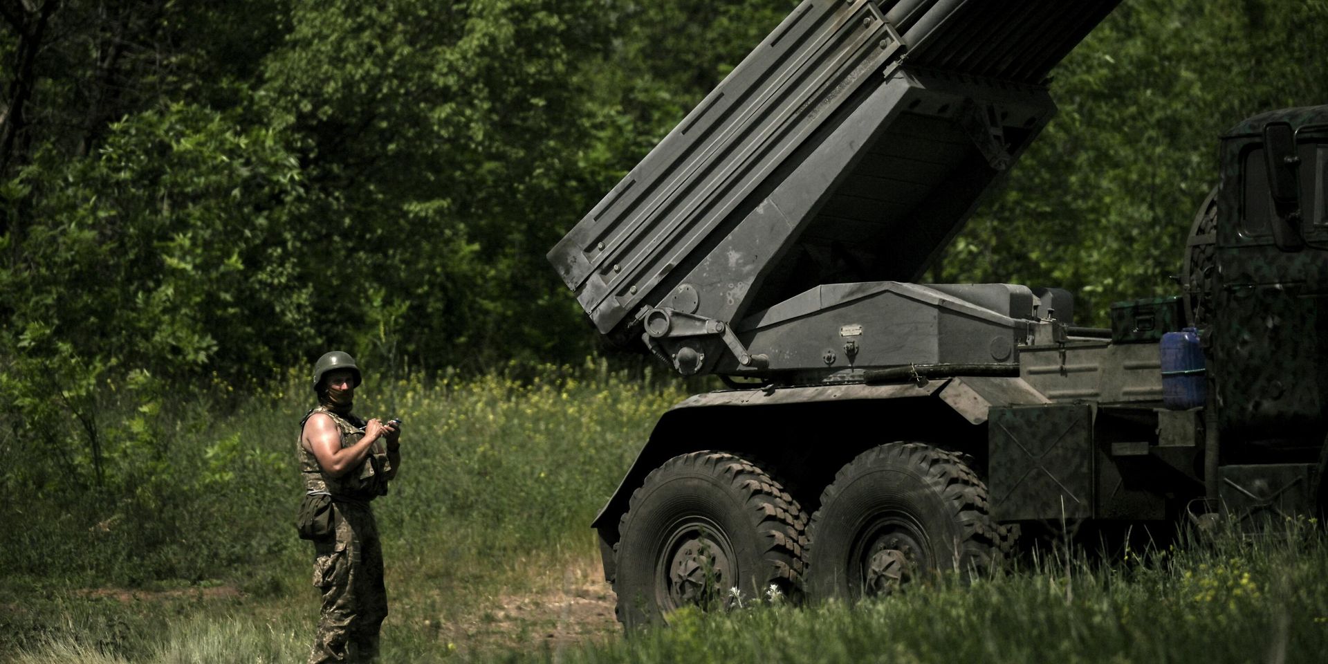 Украинский военный стоит рядом с РСЗО M270 MLRS - ИноСМИ, 1920, 09.06.2022