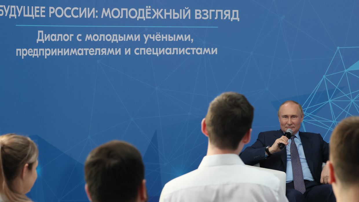 Президент РФ В. Путин провел встречу с молодыми предпринимателями, инженерами и учёными