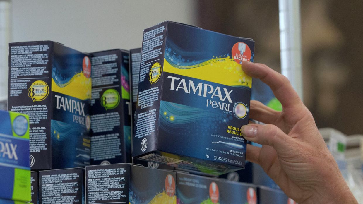 Продажа тампонов в магазине в Сакраменто, Калифорния, США
