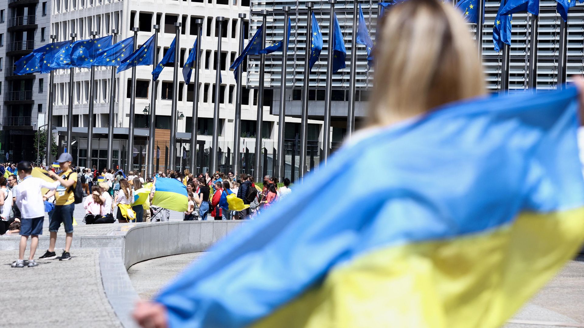Демонстрация в поддержку заявки Украины на получение статуса кандидата в ЕС у штаб-квартиры Европейской комиссии в Брюсселе - ИноСМИ, 1920, 16.06.2022