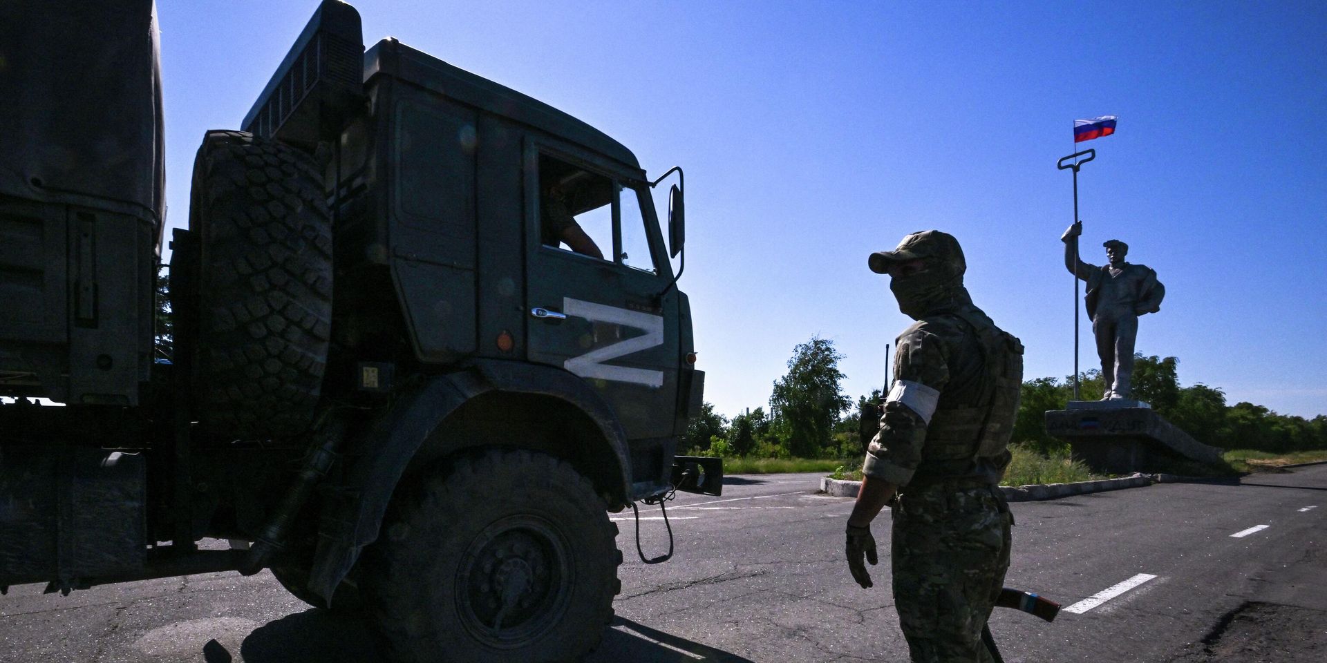 Российский военнослужащий на въезде в Мариуполь - ИноСМИ, 1920, 17.06.2022