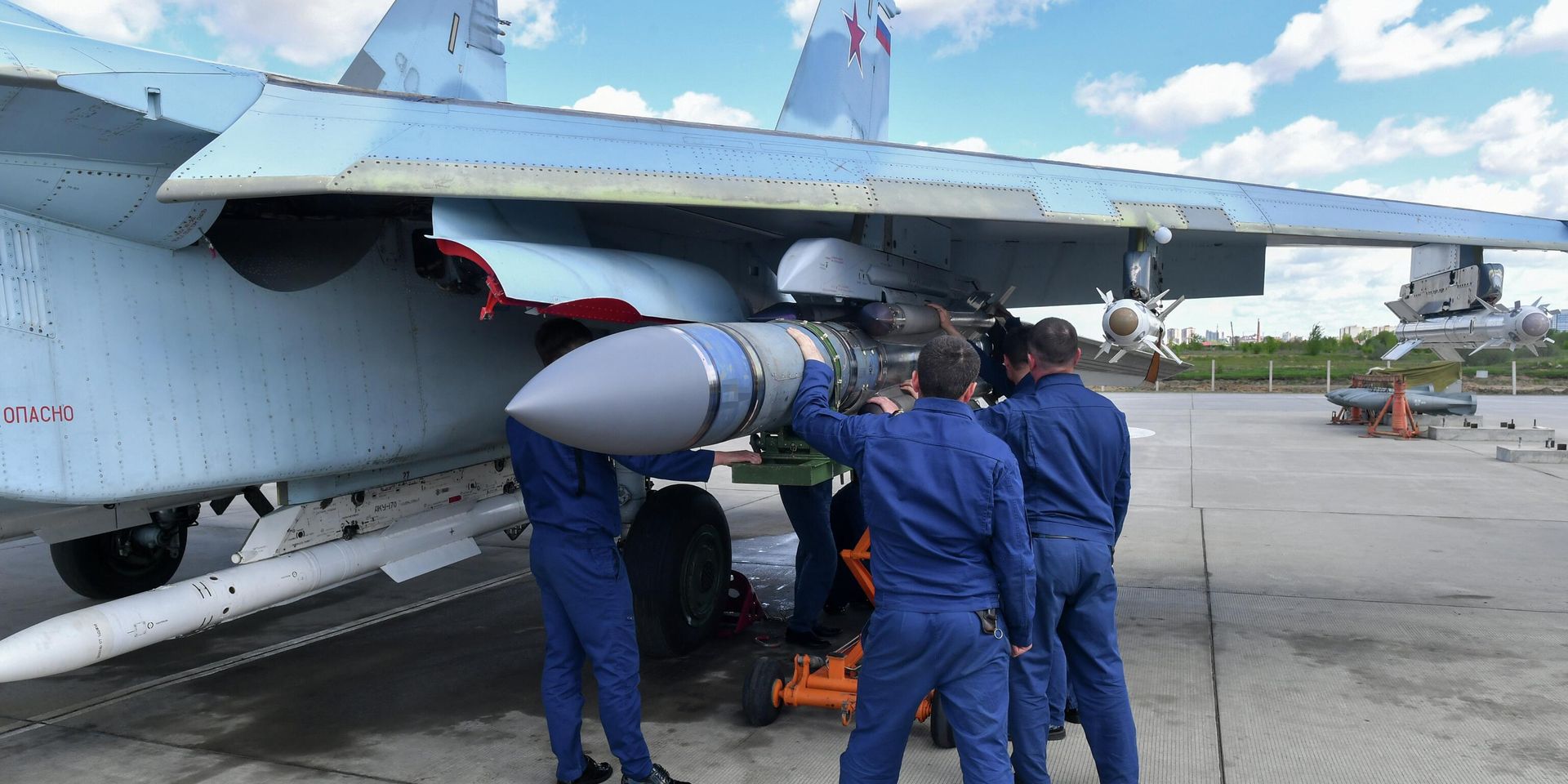 Подготовка к полетам самолетов ВКС РФ на аэродроме на Харьковском направлении - ИноСМИ, 1920, 10.09.2022