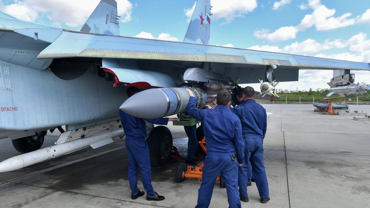 Подготовка к полетам самолетов ВКС РФ на аэродроме на Харьковском направлении
