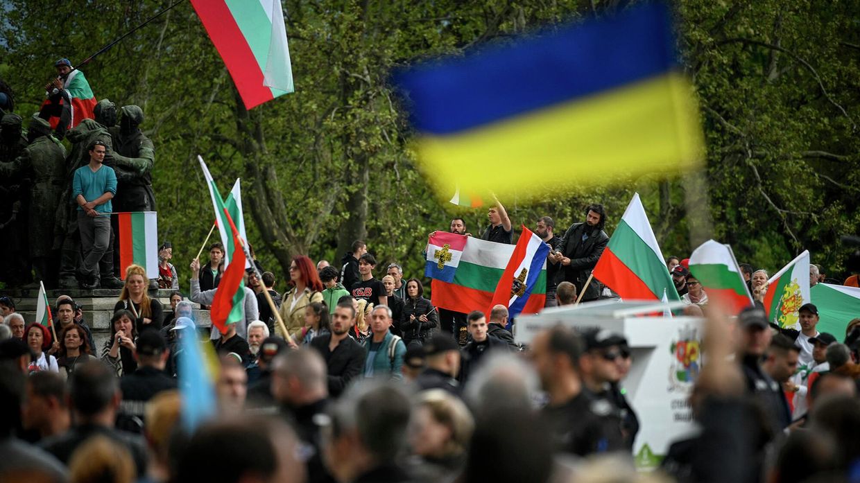 Демонстрация у монумента Советской армии в Софии, Болгария