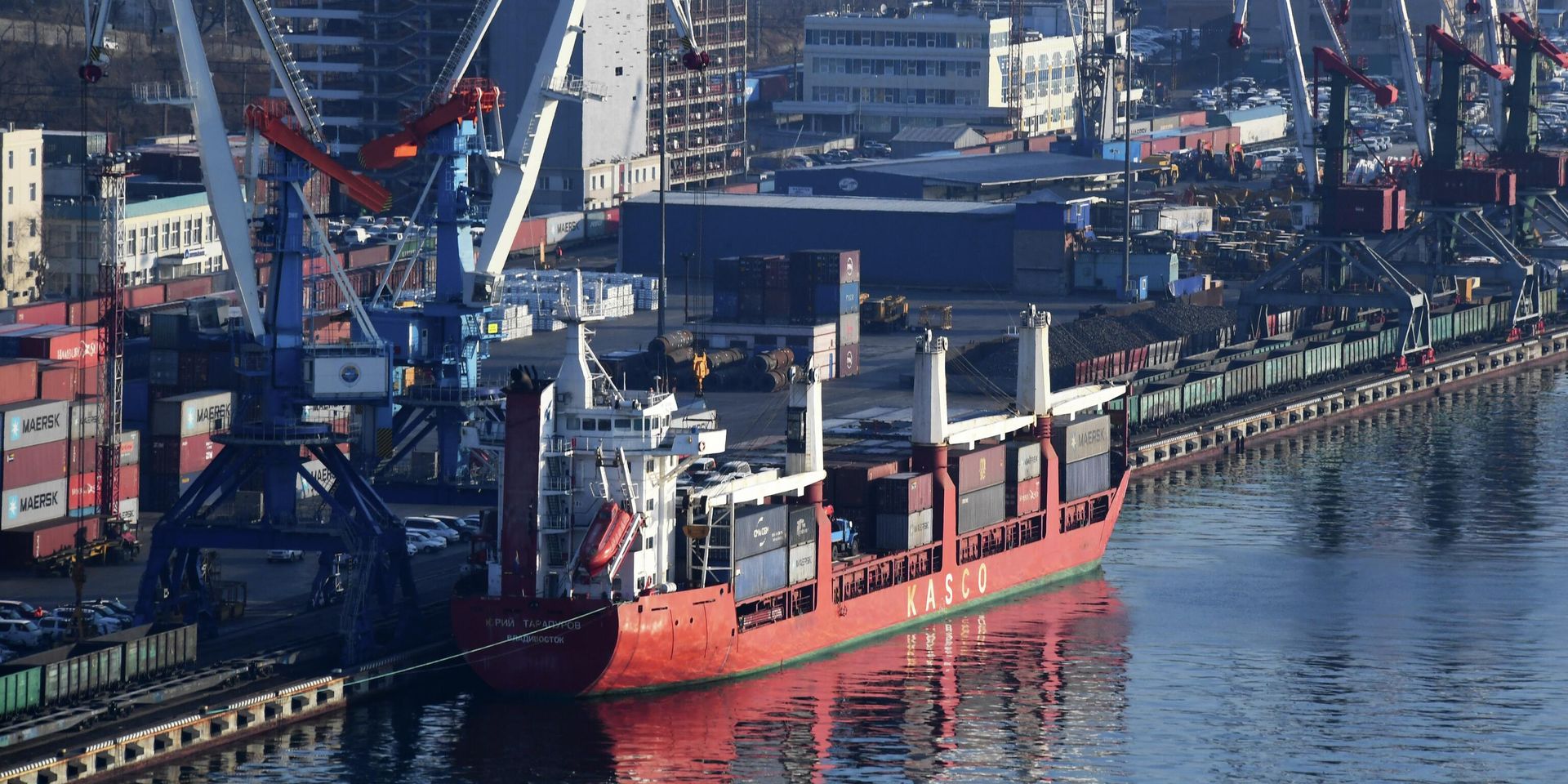 Грузовое судно во Владивостокском морском торговом порту (ВМТП). - ИноСМИ, 1920, 23.06.2022