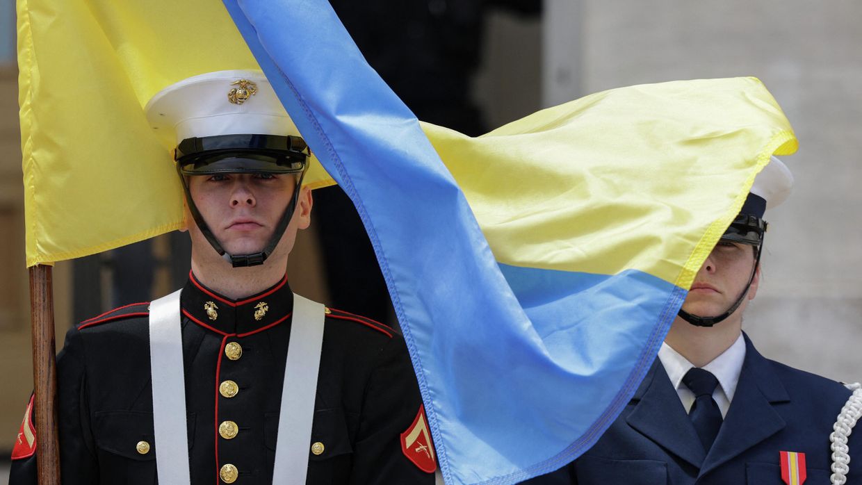 Солдаты почетного караула приветствует премьер-министра Украины Дениса Шмыгаля в Пентагоне