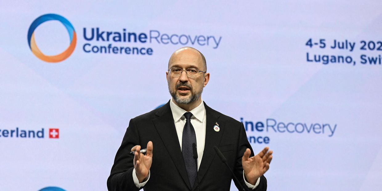 Премьер-министр Украины Денис Шмыгаль выступает на пресс-конференции по восстановлению Украины в Лугано