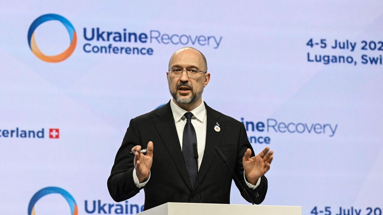 Премьер-министр Украины Денис Шмыгаль выступает на пресс-конференции по восстановлению Украины в Лугано