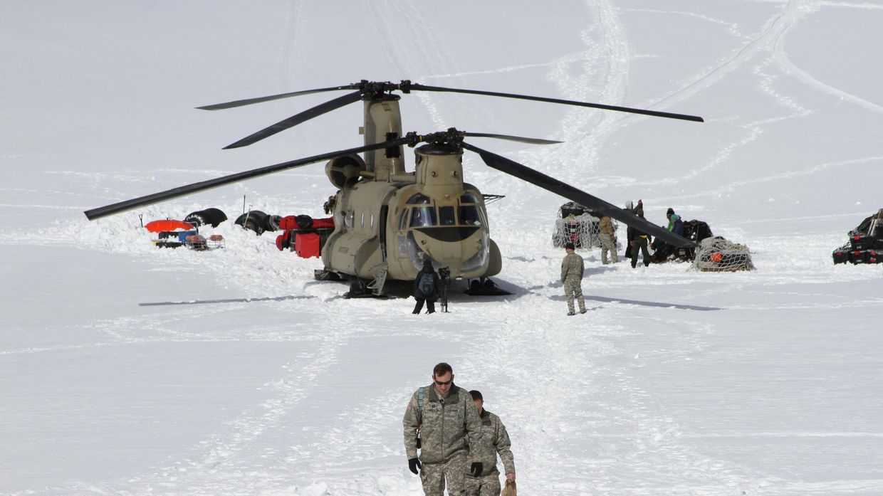 Американские военные на леднике Кахилтна на Аляске