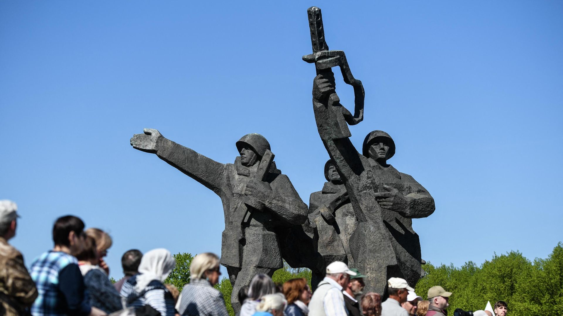 Жители Риги у памятника воинам Советской Армии, Латвия - ИноСМИ, 1920, 07.07.2022