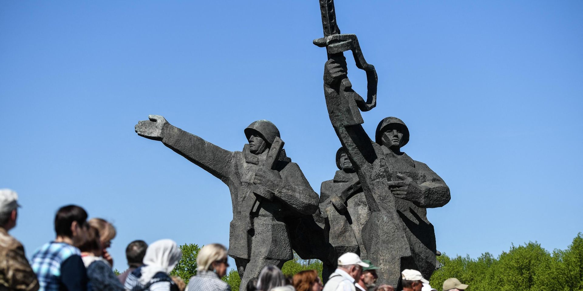 Жители Риги у памятника воинам Советской Армии, Латвия - ИноСМИ, 1920, 07.07.2022