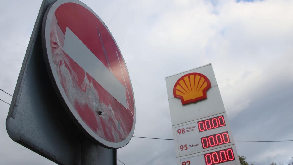 Shell прекращает обслуживание своих заправок в России