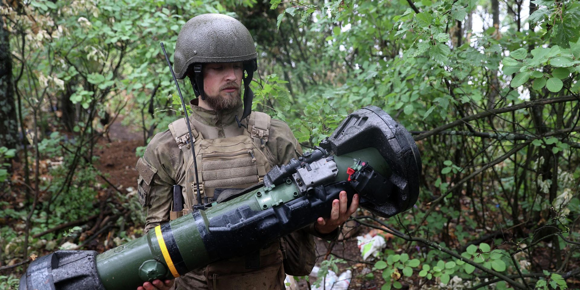 11 июля 2022 года. Украинский военнослужащий c противотанковой ракетой NLAW в Харьковской области - ИноСМИ, 1920, 13.07.2022