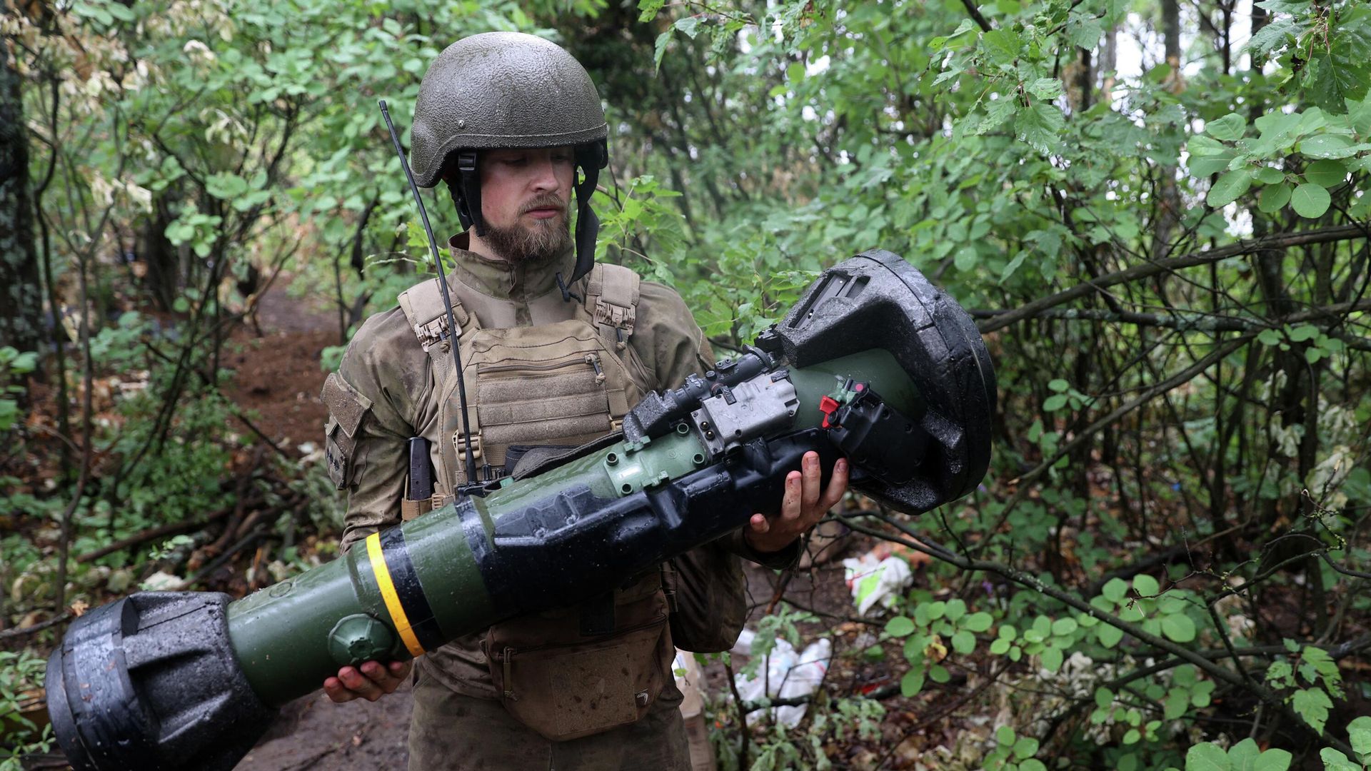 11 июля 2022 года. Украинский военнослужащий c противотанковой ракетой NLAW в Харьковской области - ИноСМИ, 1920, 13.07.2022