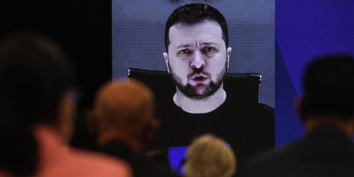 Президент Украины Владимир Зеленский обращается к участникам саммита в Сингапуре