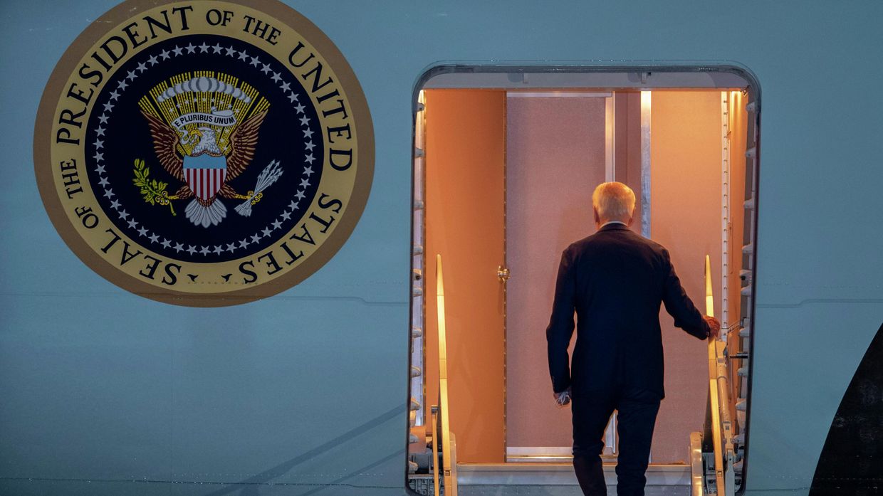 Президент США Джо Байден садится на борт самолета Air Force One на военно-воздушной базе Эндрюс, Мэриленд