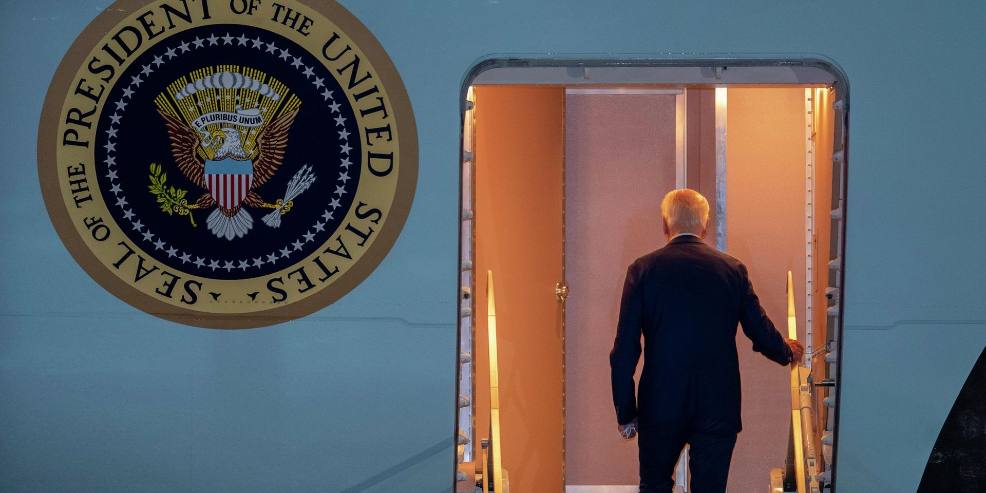 Президент США Джо Байден садится на борт самолета Air Force One на военно-воздушной базе Эндрюс, Мэриленд - ИноСМИ, 1920, 30.07.2022