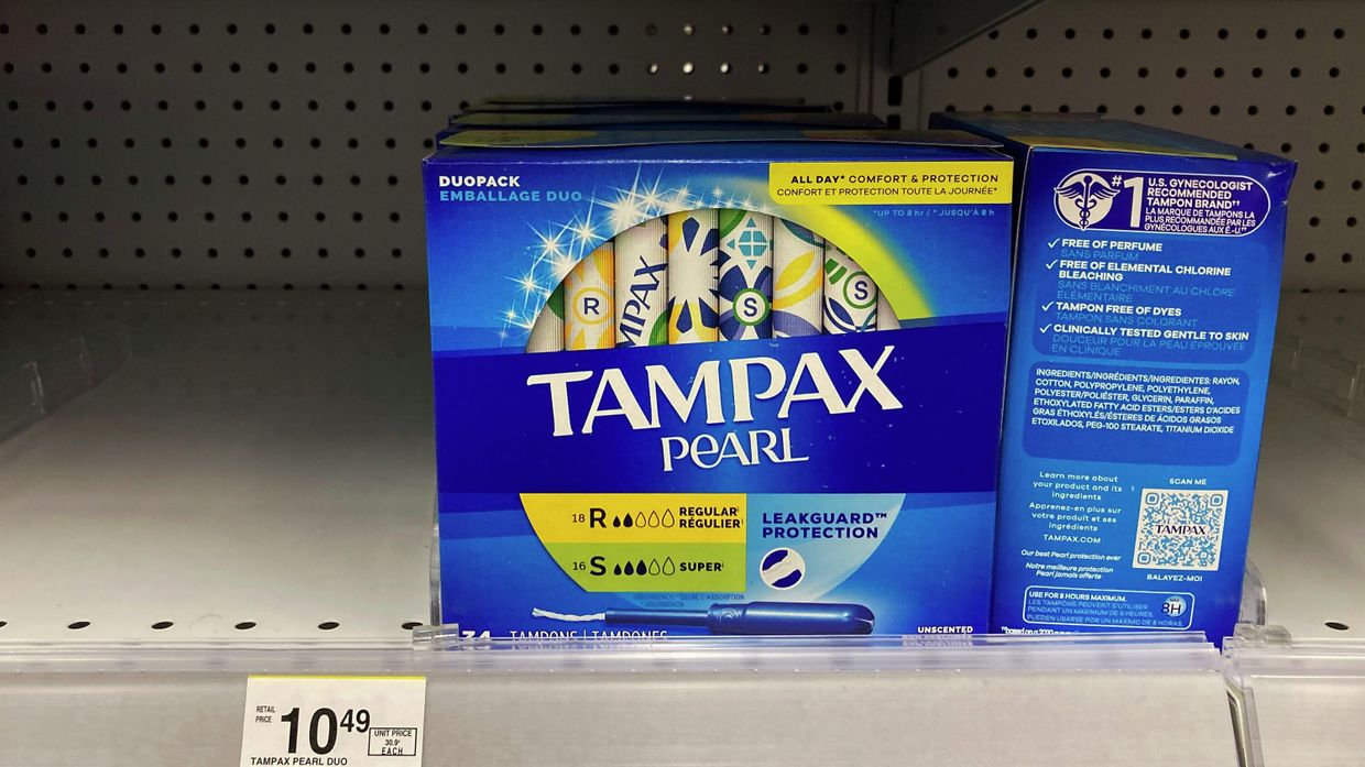 Коробки с тампонами Tampax в магазине в Уилинге, штат Иллинойс