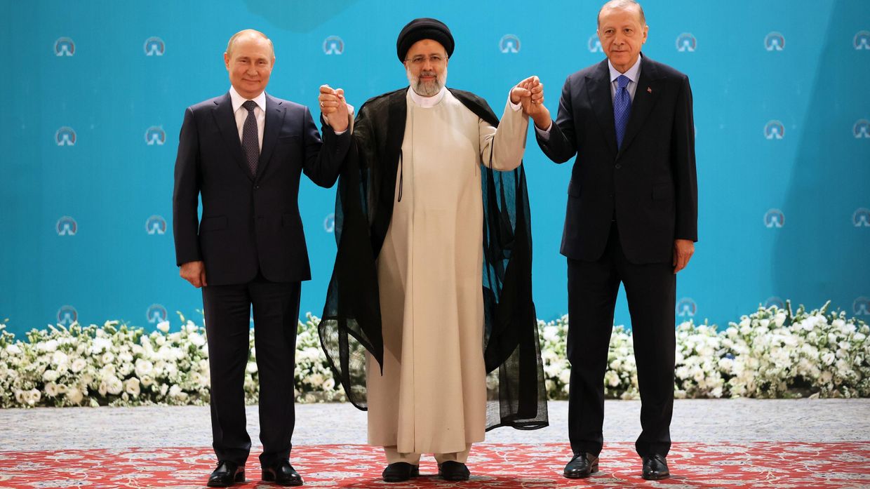 19 июля 2022. Президент РФ Владимир Путин, президент Ирана Эбрахим Раиси и президент Турции Реджеп Тайип Эрдоган (слева направо) перед началом встречи глав государств в Тегеране.