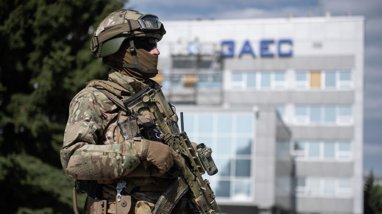 Военнослужащий ВС РФ на территории Запорожской АЭС в Энергодаре.