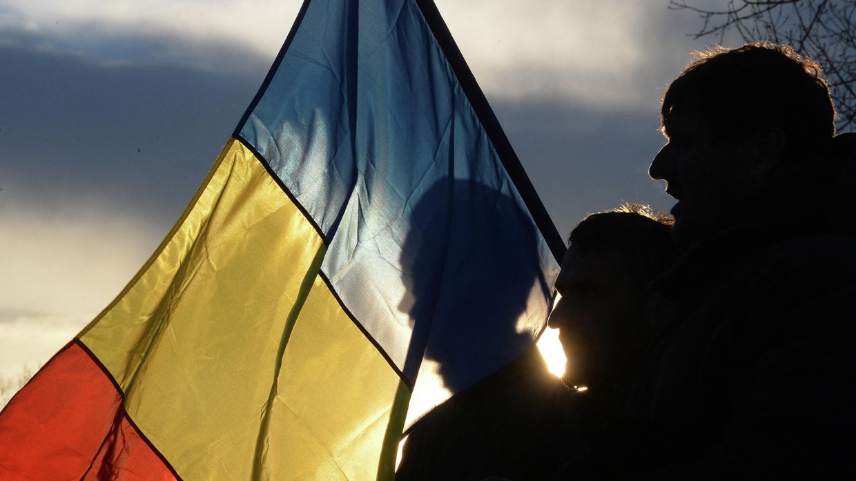 Протестующие с румынским флагом в Пунгешти, Румыния