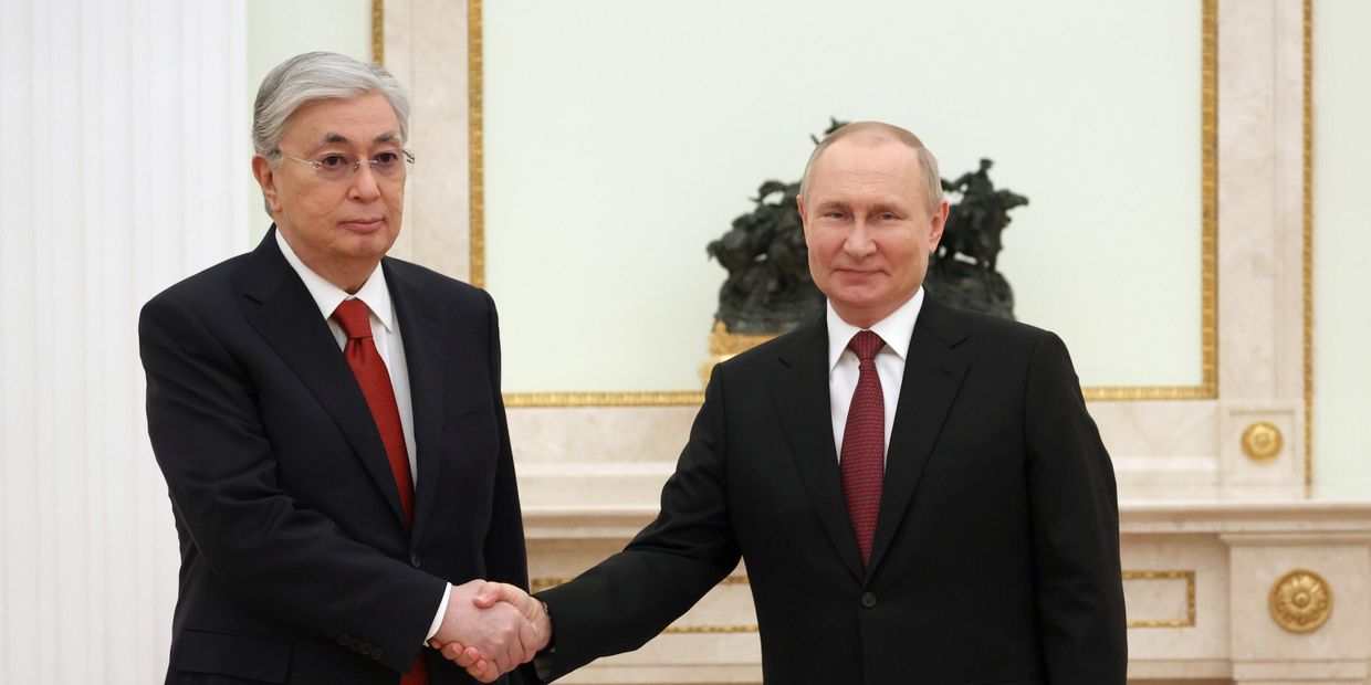 16 мая 2022. Президент РФ Владимир Путин и президент Казахстана Касым-Жомарт Токаев (слева) во время встречи на полях саммита лидеров государств - членов Организации Договора о коллективной безопасности (ОДКБ).