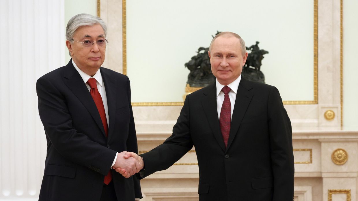 16 мая 2022. Президент РФ Владимир Путин и президент Казахстана Касым-Жомарт Токаев (слева) во время встречи на полях саммита лидеров государств - членов Организации Договора о коллективной безопасности (ОДКБ).