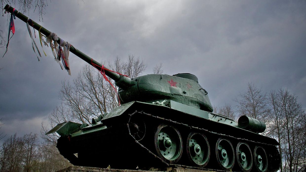 Танк Т-34, установленный между Нарвой и Нарва-Йыэсуу . Архивное фото