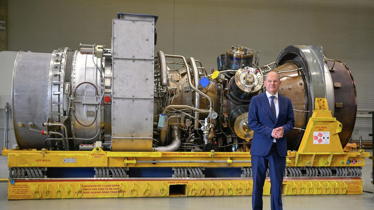 Канцлер Германии Олаф Шольц перед турбиной газопровода Северный поток-1 во время визита на завод Siemens Energy в Мюльхайм-на-Руре, Германия