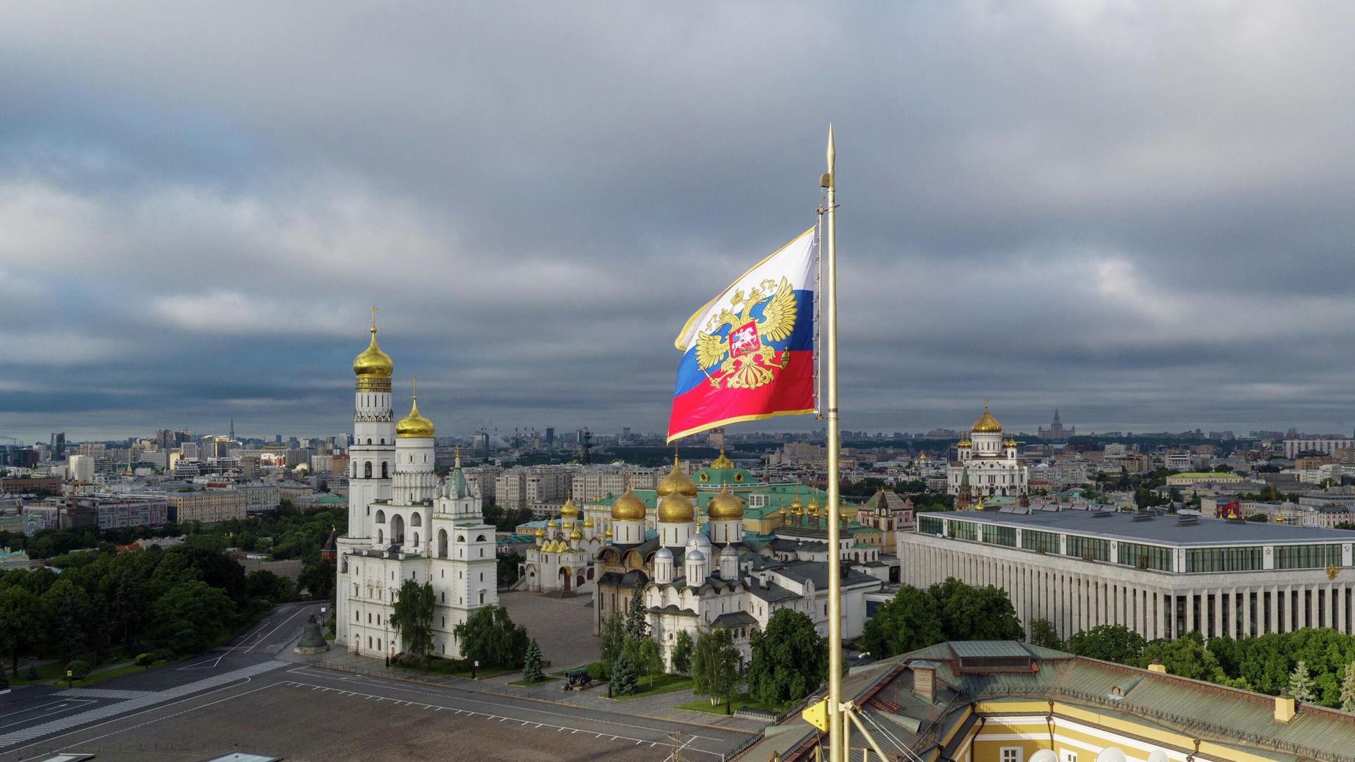 Президентский штандарт на куполе сенатского дворца в Московском Кремле - ИноСМИ, 1920, 31.03.2023