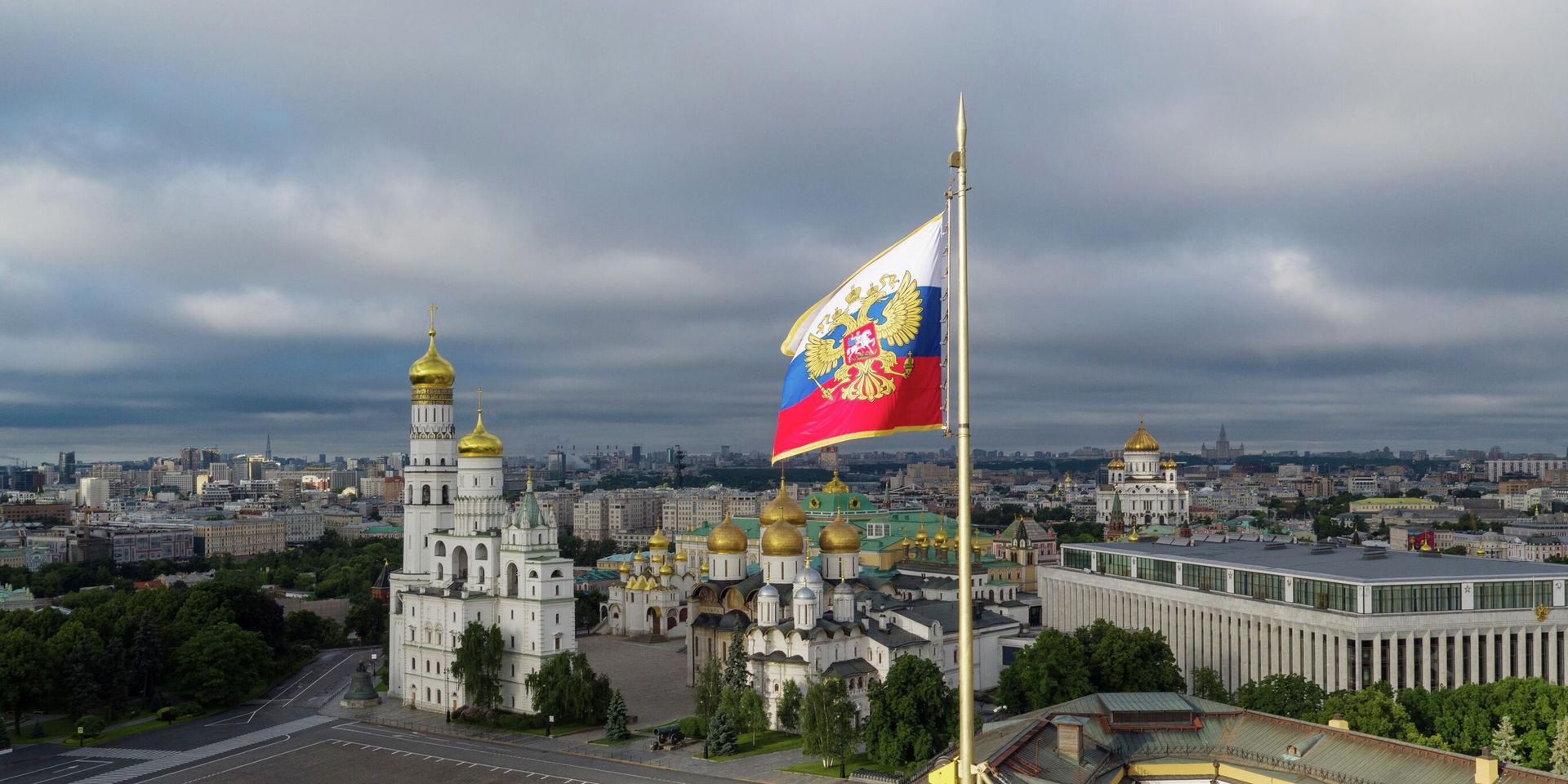 Президентский штандарт на куполе сенатского дворца в Московском Кремле - ИноСМИ, 1920, 31.03.2023
