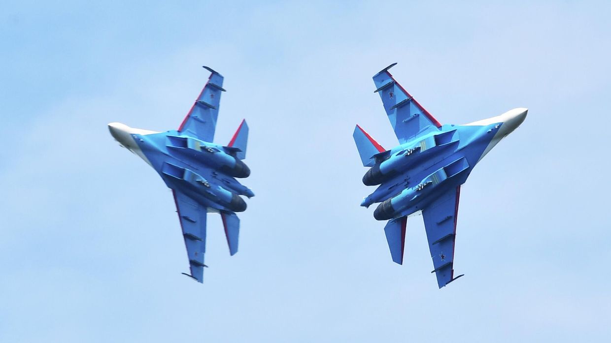 Пилотажная группа Русские витязи на самолетах Су-30СМ 
