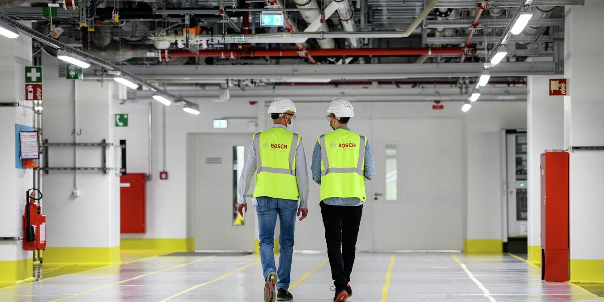 Рабочие на заводе Bosch в Дрездене, Германия